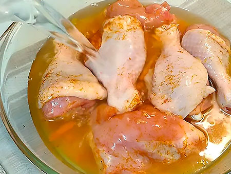 Рис з куркою в духовці, блюдо з курячих гомілок
