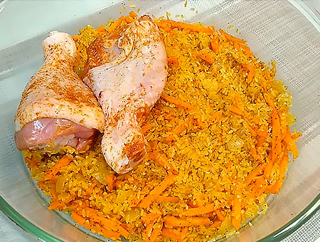 Рис з куркою в духовці, блюдо з курячих гомілок