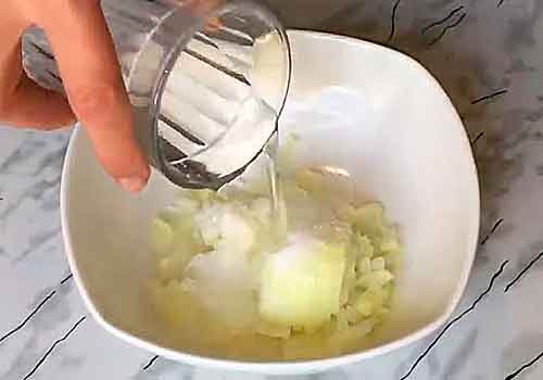 Салат наречена з копченою куркою та плавленим сиром