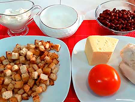 Салат з квасолею та куркою, смачна гарна страва