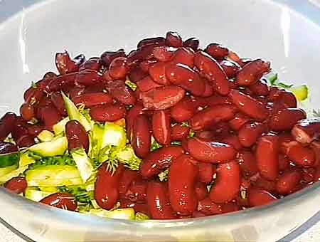 Салат з квасолею та куркою, смачна гарна страва
