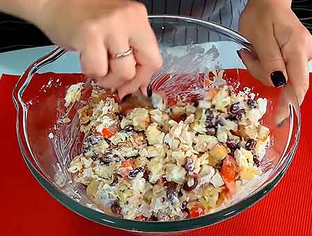Салат з квасолею та куркою, смачна гарна страва