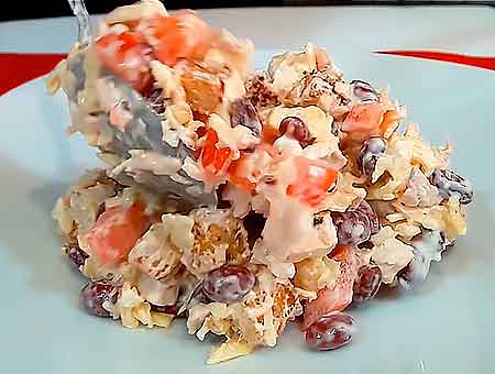 Салат з квасолею та куркою, смачна гарна страва