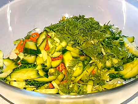 Салат з квасолею та куркою, смачна гарна страва