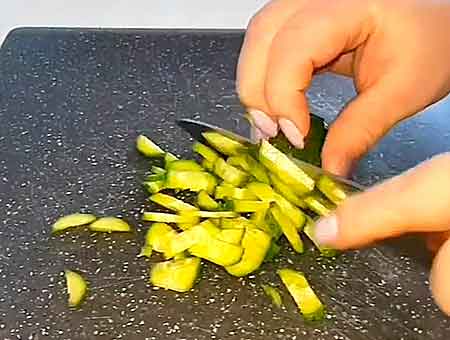 Салат з квасолею та куркою, смачна гарна страва