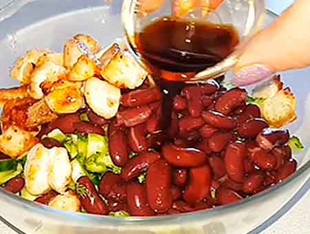 Салат з квасолею та куркою, смачна гарна страва