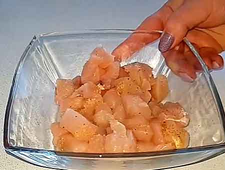 Салат з квасолею та куркою, смачна гарна страва