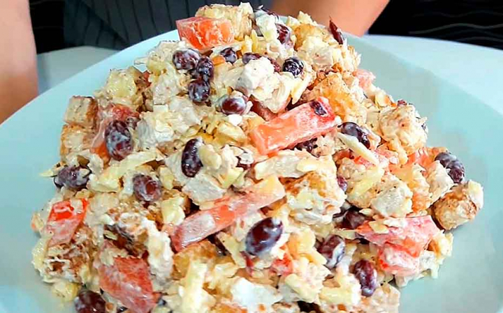 Салат з квасолею та куркою, смачна гарна страва