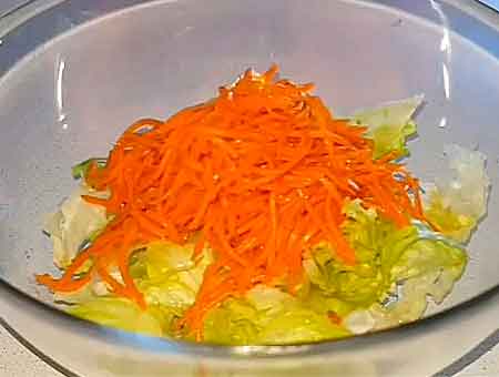 Салат з квасолею та куркою, смачна гарна страва