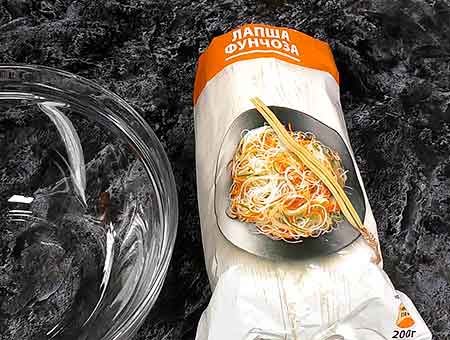 Салат з фунчозою та куркою локшина з курячим філе