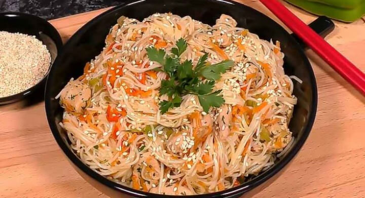 Салат з фунчозою та куркою локшина з курячим філе
