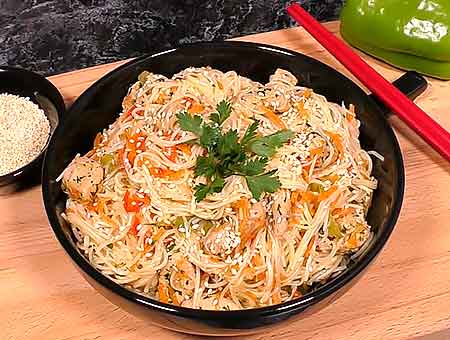 Салат з фунчозою та куркою локшина з курячим філе