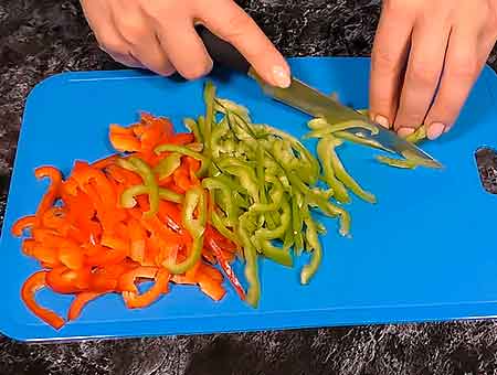 Салат з фунчозою та куркою локшина з курячим філе