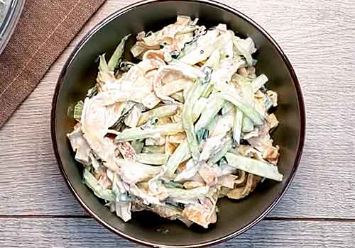 Салат з яєчними млинцями та копченою куркою