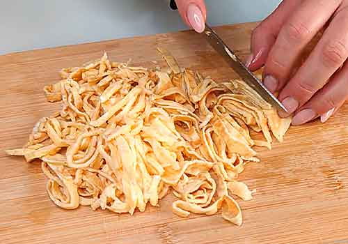 Салат з яєчними млинцями та копченою куркою