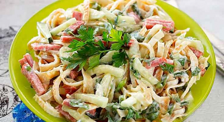 Салат з яєчними млинцями та копченою куркою