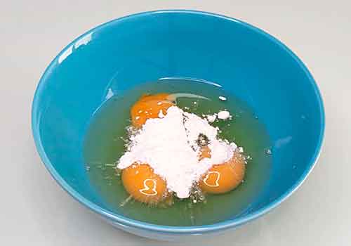Салат з яєчними млинцями та копченою куркою
