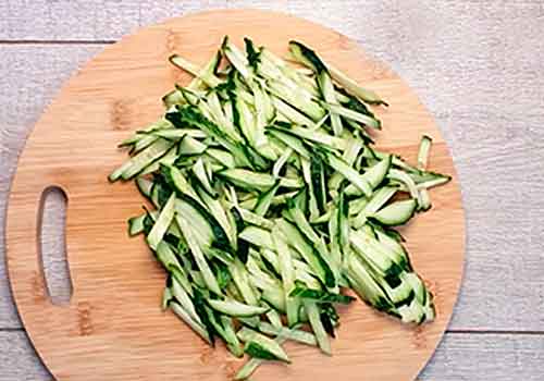 Салат з яєчними млинцями та копченою куркою