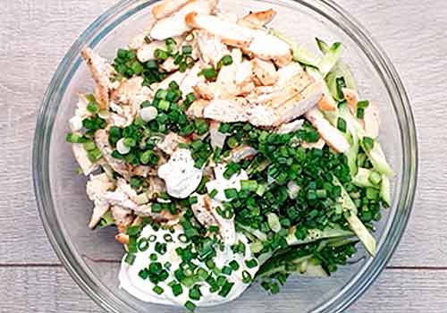 Салат з яєчними млинцями та копченою куркою