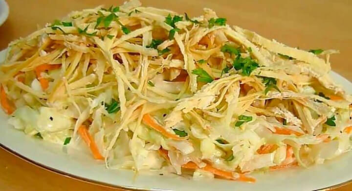 Салат з капустою та куркою – проста страва з філе