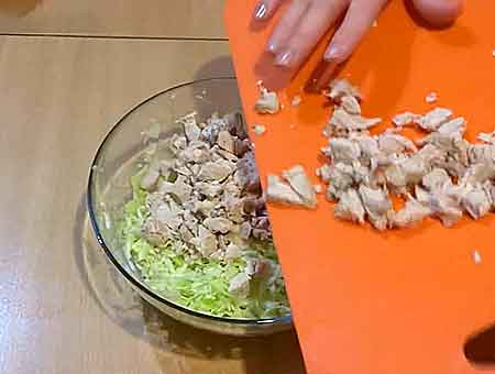 Салат з капустою та куркою – проста страва з філе