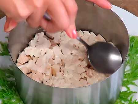 Салат з куркою та чорносливом, варіант листкового блюда
