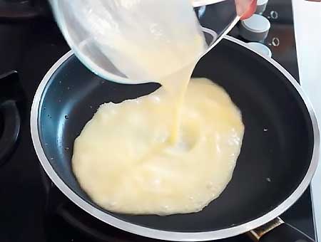 Салат з курячою грудкою та смаженим яйцем