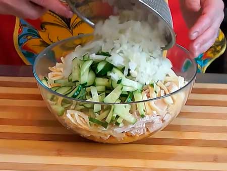 Салат з курячою грудкою та смаженим яйцем