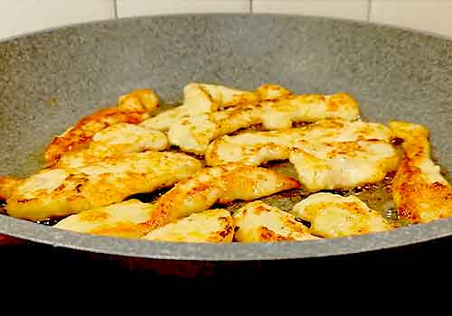 Закуска з курячої грудки, що тане в роті на сковороді