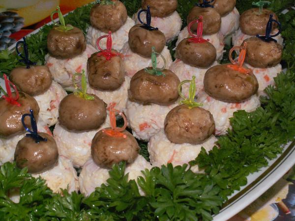 Закуски на шпажках – 16 рецептів на святковий стіл, варіанти для фуршету