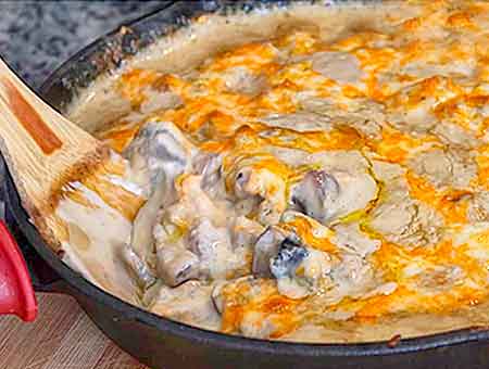 Жульєн з куркою на сковороді класичний з грибами та вершками.