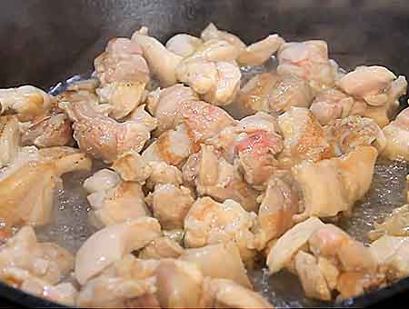 Жульєн з куркою на сковороді класичний з грибами та вершками.