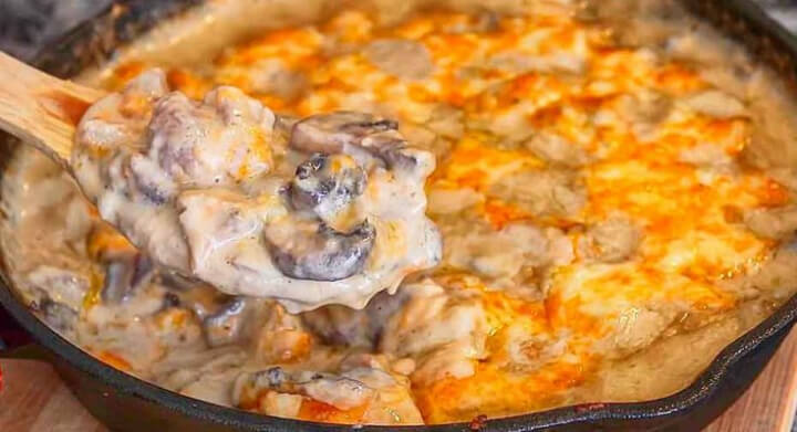 Жульєн з куркою на сковороді класичний з грибами та вершками.