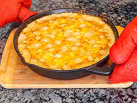 Жульєн з куркою на сковороді класичний з грибами та вершками.