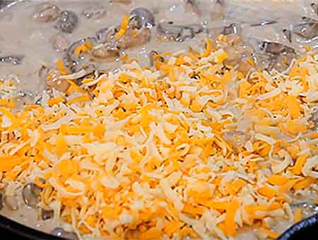Жульєн з куркою на сковороді класичний з грибами та вершками.