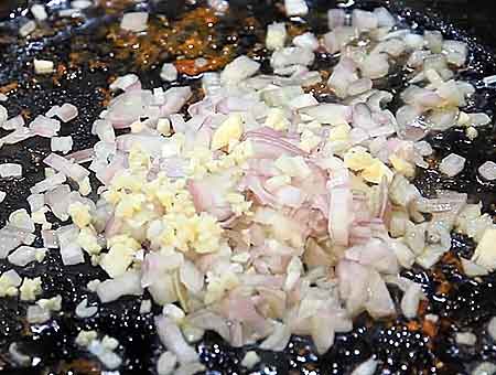 Жульєн з куркою на сковороді класичний з грибами та вершками.