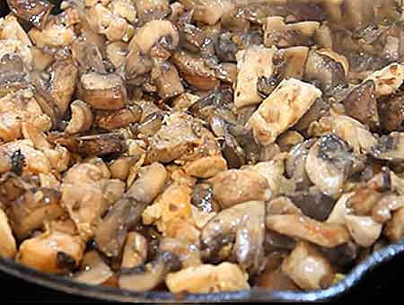 Жульєн з куркою на сковороді класичний з грибами та вершками.