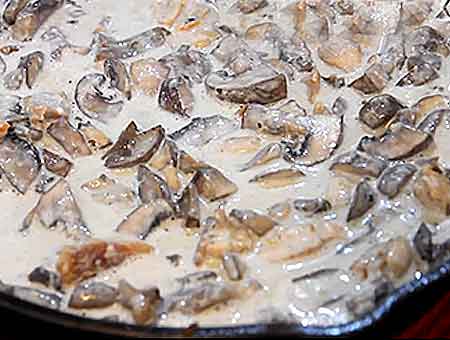 Жульєн з куркою на сковороді класичний з грибами та вершками.