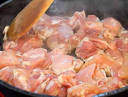 Жульєн з куркою на сковороді класичний з грибами та вершками.