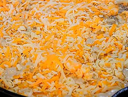 Жульєн з куркою на сковороді класичний з грибами та вершками.