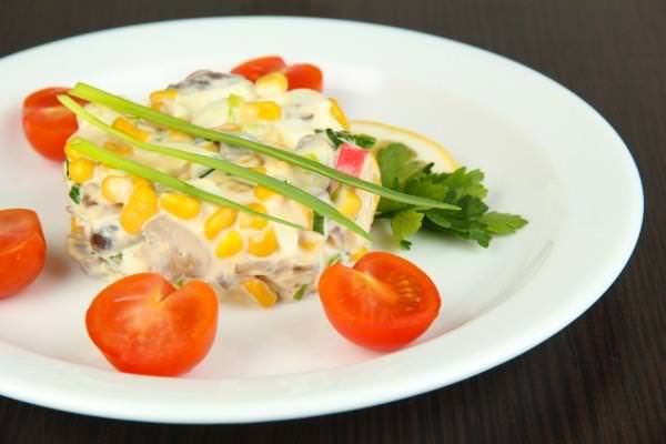 Як приготувати салат з крабовими паличками і кукурудзою