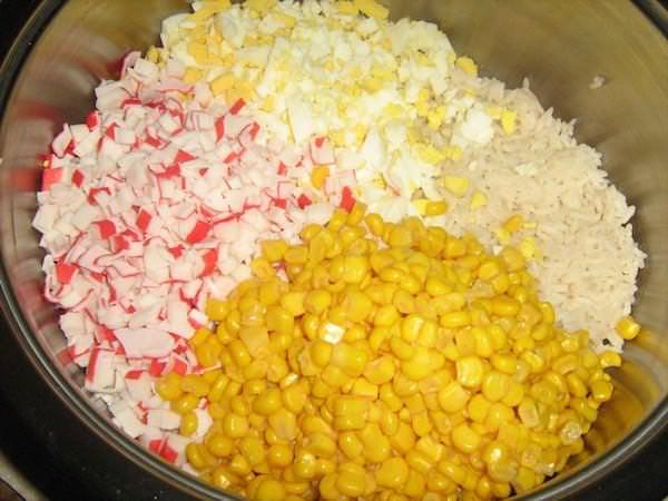 Як приготувати салат з крабовими паличками і кукурудзою