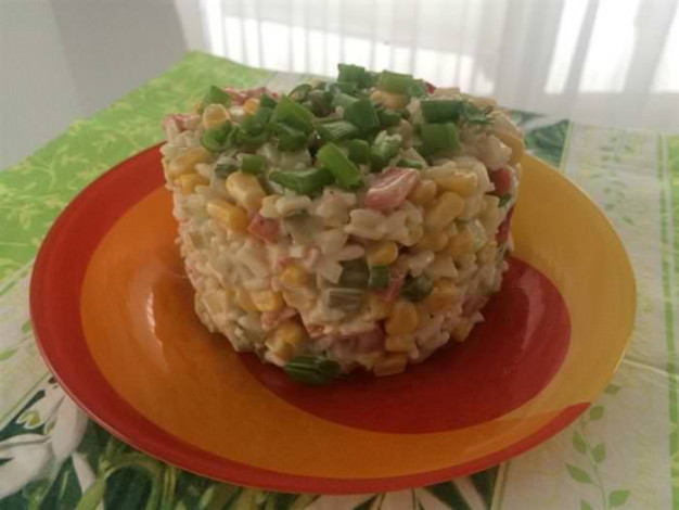 Як приготувати салат з крабовими паличками і кукурудзою