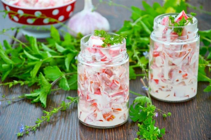 Як приготувати салат з крабовими паличками і кукурудзою