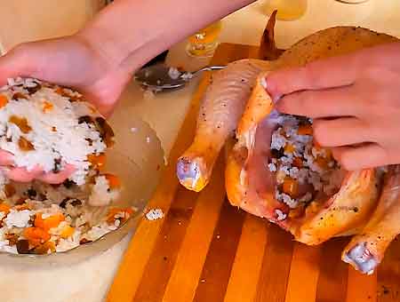 Курка фарширована рисом у духовці із сухофруктами