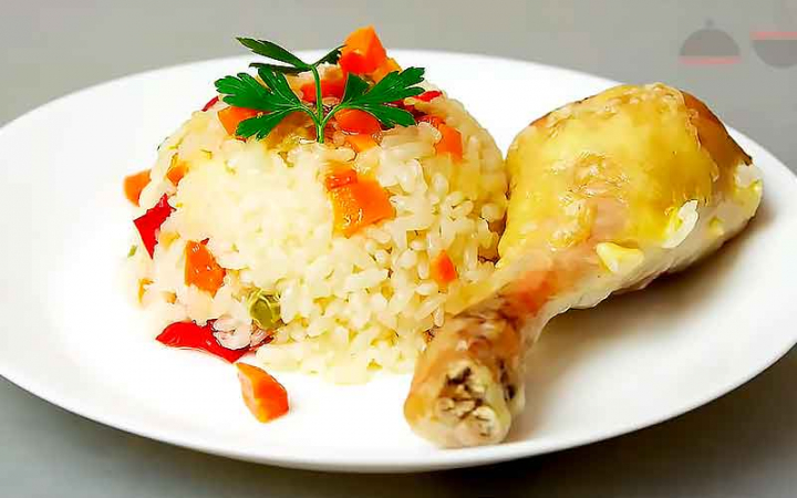 Курка з лінивим рисом та овочами в духовці