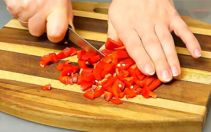 Курка з лінивим рисом та овочами в духовці