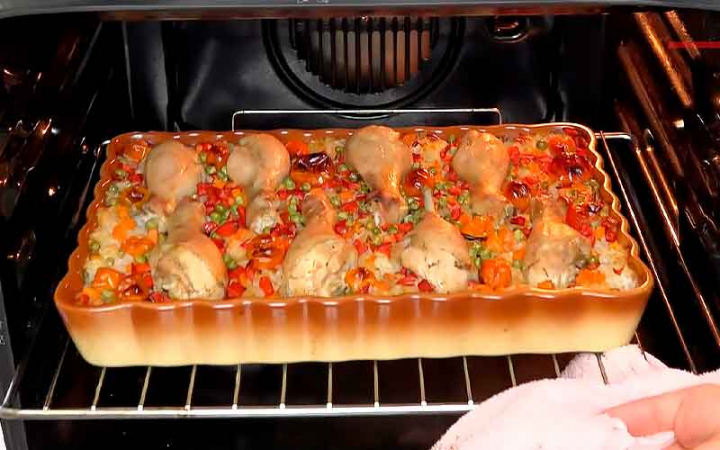 Курка з лінивим рисом та овочами в духовці