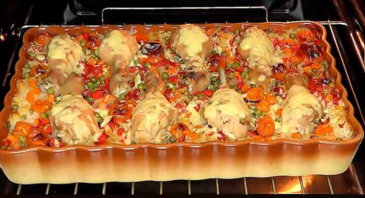 Курка з лінивим рисом та овочами в духовці