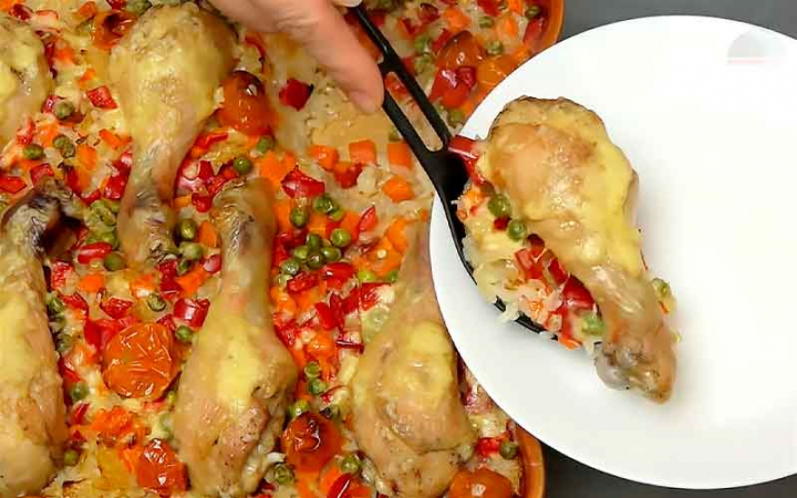 Курка з лінивим рисом та овочами в духовці
